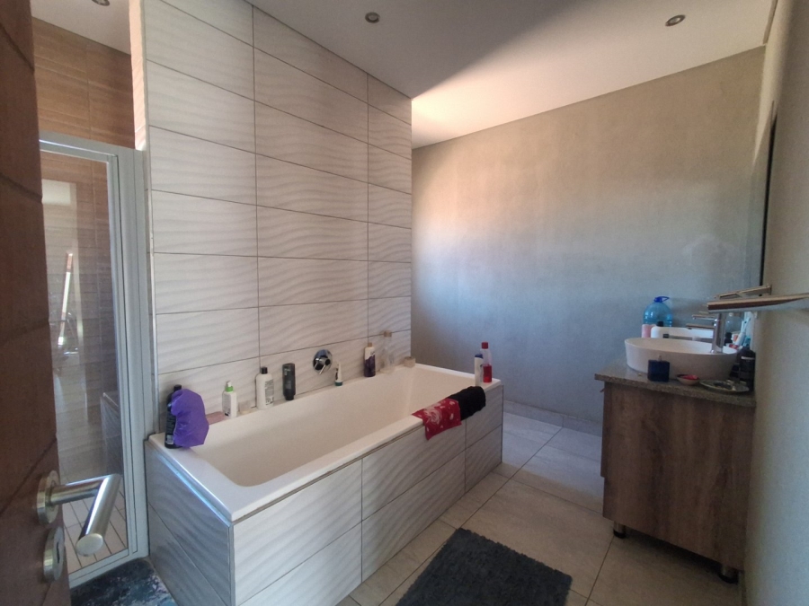 To Let 3 Bedroom Property for Rent in Hillside Free State